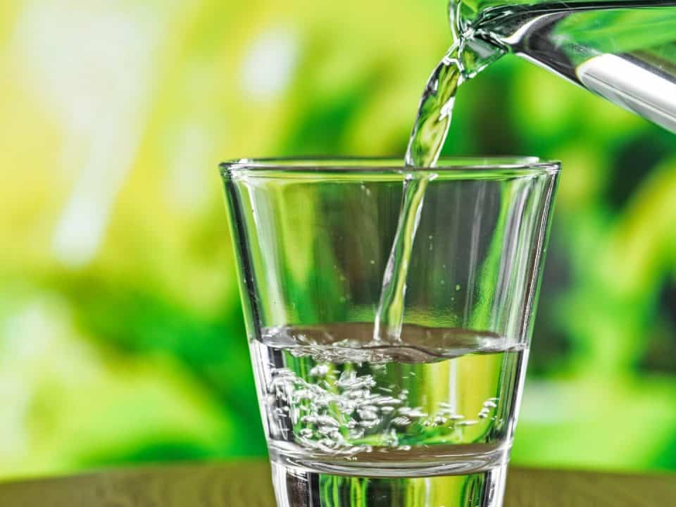 Gesundes, reines, destilliertes Trinkwasser in einem Wasserglas