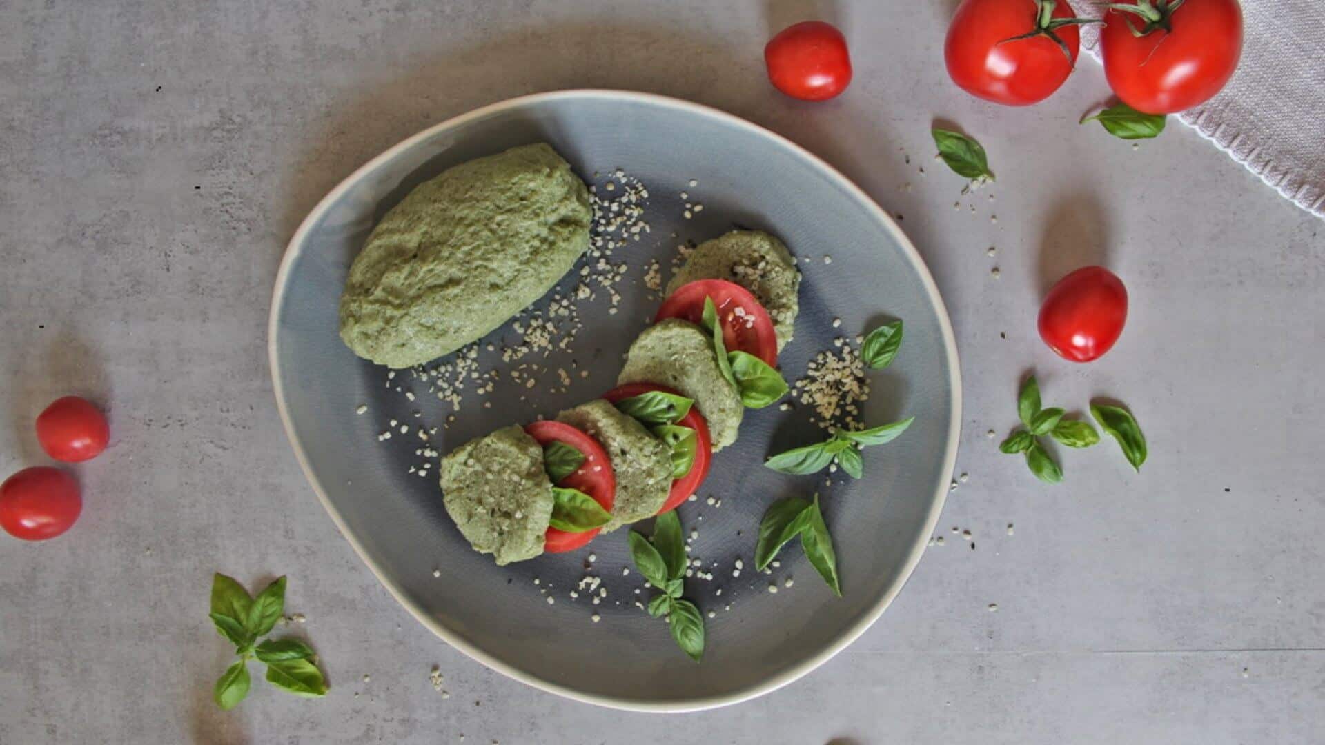 Vegane Mozzarella Platte mit Tomaten und Basilikum